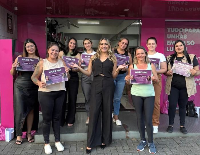 Turma com certificado Work Pro em frente à loja
